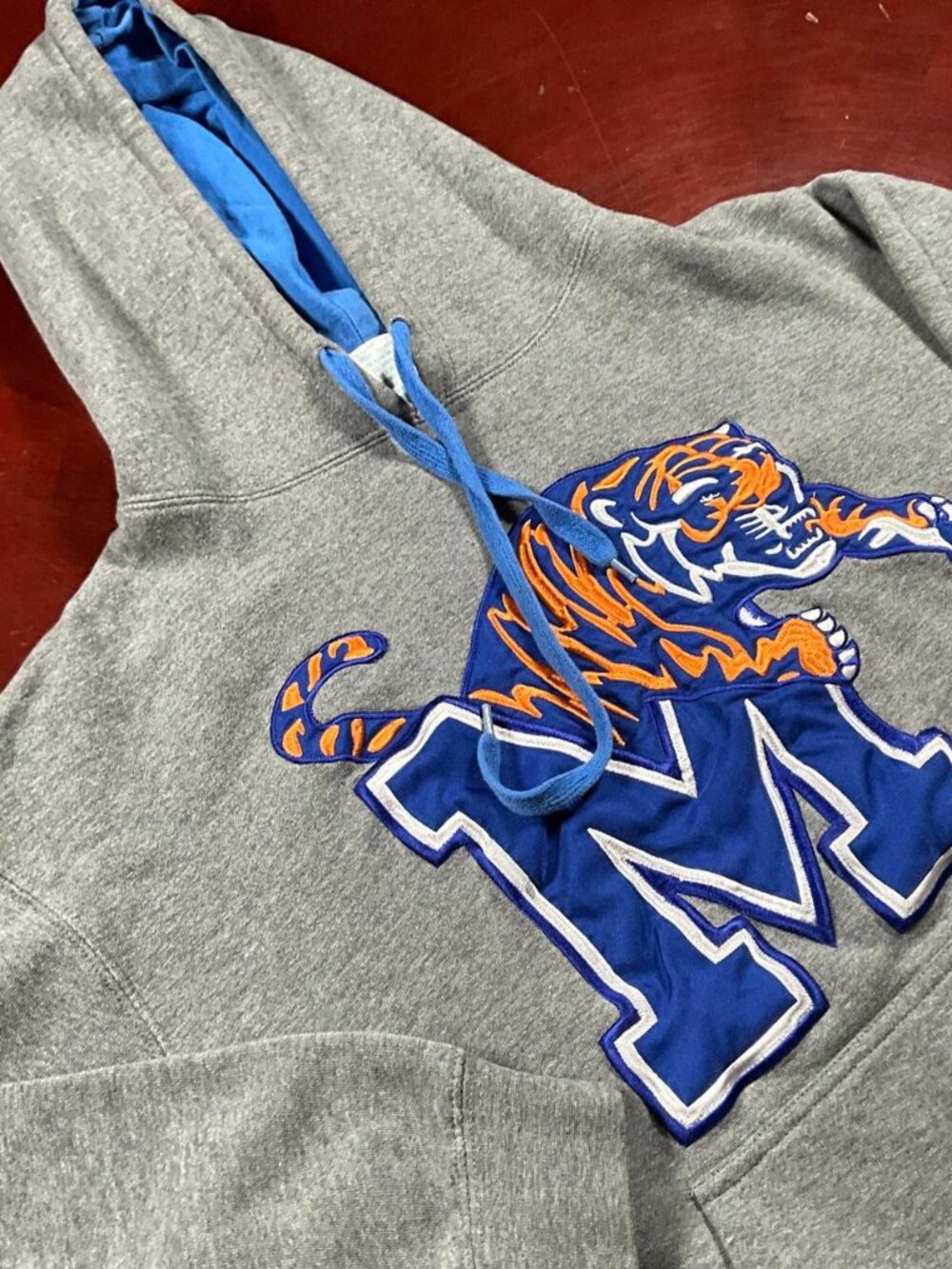 VTG NCAA Memphis Tigers Gray Blue Athletic Pullover Hoodie (Large)